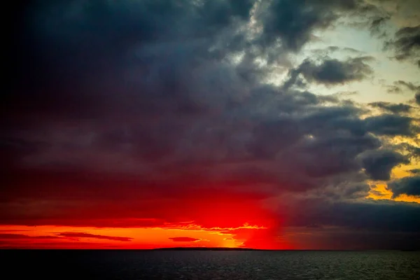 Pôr do sol na tundra ártica sobre o Mar do Norte — Fotografia de Stock