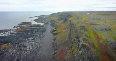 Cape Kekurskiy, Rusya. Rybachiy Yarımadası. Kuzey Kutup Dairesi'nin ötesinde. Çok kuzeyde. Kuzey Buz Denizi sahili. Hava uçuşları. Ultrahd 4k
