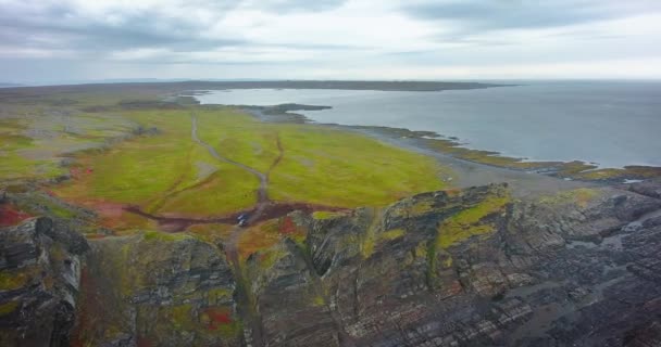 俄罗斯凯库尔斯基角里巴奇半岛在北极圈之外远北北冰洋沿岸 空中飞行 超高清 — 图库视频影像
