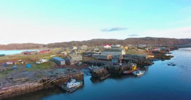 Teriberka mı? Murmansk bölgesi, Rusya. Kuzey Buz Denizi sahili. Uzak kuzeydeki köy. Hava