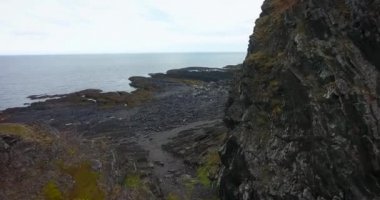 Cape Kekurskiy, Rusya. Rybachiy Yarımadası. Kuzey Kutup Dairesi'nin ötesinde. Çok kuzeyde. Kuzey Buz Denizi sahili. Hava uçuşları. Ultrahd 4k