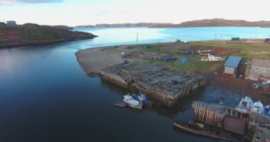 Teriberka mı? Murmansk bölgesi, Rusya. Kuzey Buz Denizi sahili. Uzak kuzeydeki köy. Hava