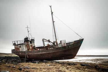 terkedilmiş gemi Arktik Okyanusu kıyısında.