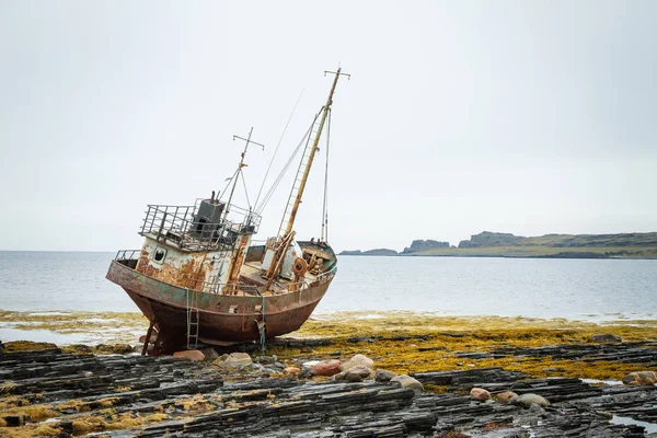 Abandoned ship on the coast of the Arctic Ocean. — Stock Photo, Image