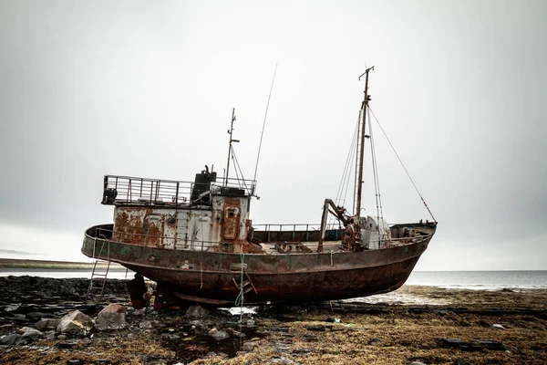 Opuszczony statek na wybrzeżu Oceanu Arktycznego. — Zdjęcie stockowe
