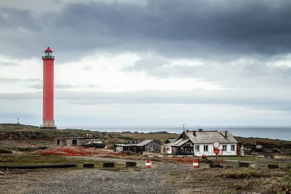 Vuurtoren aan het einde van de wereld. Kust van de Noordelijke IJszee — Stockfoto