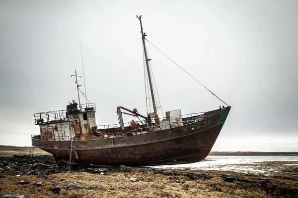 Abandoned ship on the coast of the Arctic Ocean. — Stock Photo, Image