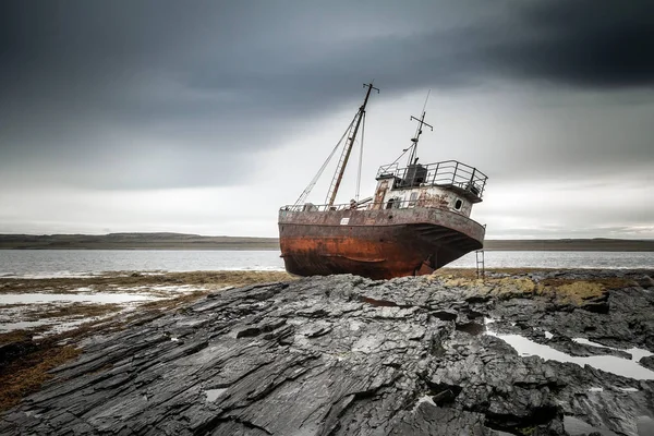 Opuszczony statek na wybrzeżu Oceanu Arktycznego. — Zdjęcie stockowe