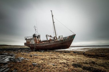 terkedilmiş gemi Arktik Okyanusu kıyısında.
