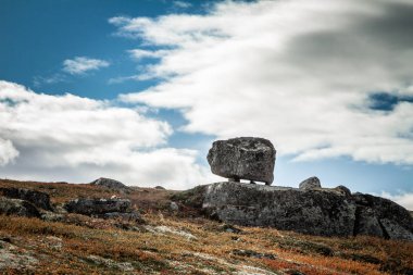 Küçük taşlar üzerinde kocaman bir taş.
