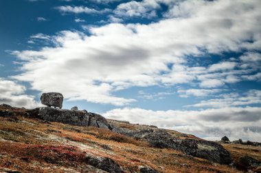 Küçük taşlar üzerinde kocaman bir taş.
