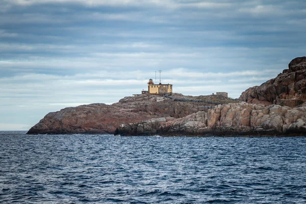 Faro en las rocas. Teriberka. Costa del Océano Ártico. R — Foto de Stock