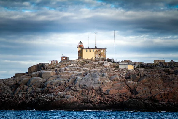 Vuurtoren met ijs. Teriberka. Kust van de Arctische Oceaan. R — Stockfoto