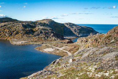 Taş plajı. Teriberka. Kuzey Buz Denizi kıyısında. Rusya.