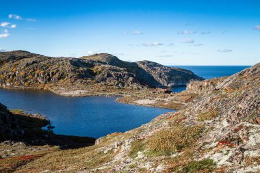 Taş plajı. Teriberka. Kuzey Buz Denizi kıyısında. Rusya.