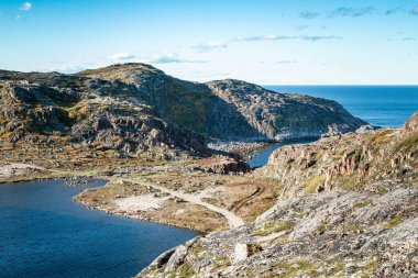 Taş plajı. Teriberka. Kuzey Buz Denizi kıyısında. Rusya.