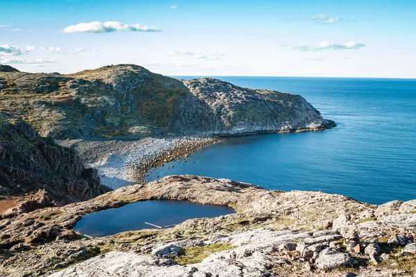 Taş plajı. Teriberka. Kuzey Buz Denizi kıyısında. Rusya.
