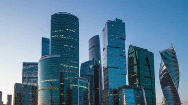 Modern gökdelenler şehir kulesi gece gündüz 4K 60 fps