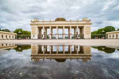 Gorky Central Park Kültür ve Eğlence ana kapısı, Moskova, Rusya.