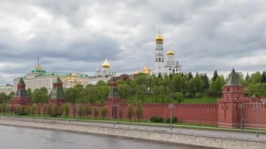 Moskova Kremlin, nehir ve bulutlu gökyüzü insansız, Rusya. Zaman aşımı