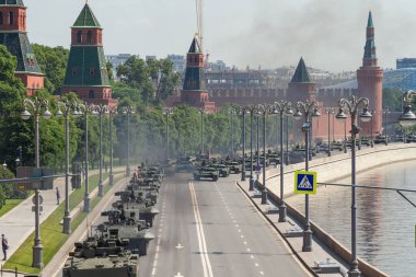 Moskova, Rusya - Haziran 2020. Kızıl Meydan 'da Zafer Günü geçit töreni. Tanklar ve ordu, Kremlin 'in kırmızı duvarında savaş araçları. Zafer Günü Kutlaması.
