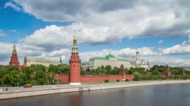 Kremlin, Moskova, Rusya. Zaman aşımı 4K Moskova Haber geçmişi. Moskova Nehri üzerindeki bir köprüden Kremlin 'in en iyi manzarası. Sürüm 25-60 fps