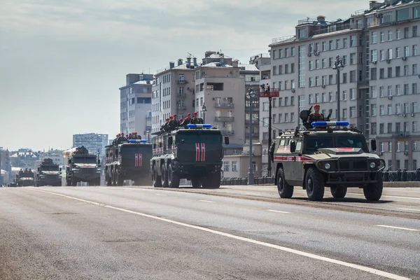 俄罗斯莫斯科 2020年6月 胜利日游行在红场举行 坦克和军队 战斗车辆在城市街道上的特写 庆祝胜利日 — 图库照片