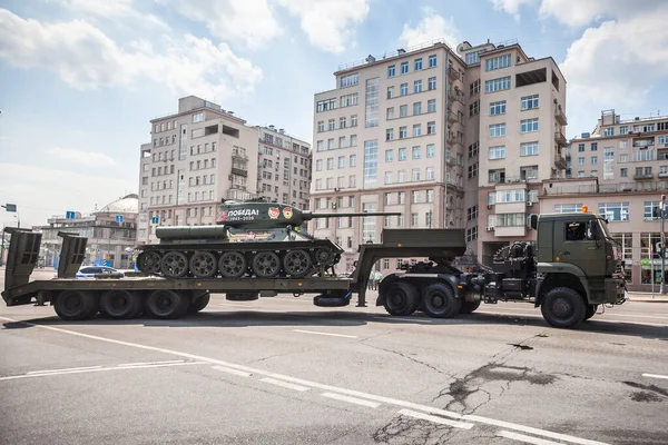俄罗斯莫斯科 2020年6月 胜利日游行在红场举行 T34坦克特写在城市街道上庆祝胜利日 — 图库照片