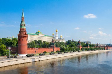 Moskova, Rusya - Haziran 2020. Kızıl Meydan 'da Zafer Günü geçit töreni. Tanklar ve ordu, Kremlin 'in kırmızı duvarında savaş araçları. Zafer Günü Kutlaması.