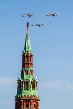 Moskova, Rusya - Haziran 2020. Kızıl Meydan 'da Zafer Günü geçit töreni. Rus askeri uçakları Kremlin üzerinde uçuyor. Zafer Günü Kutlaması.