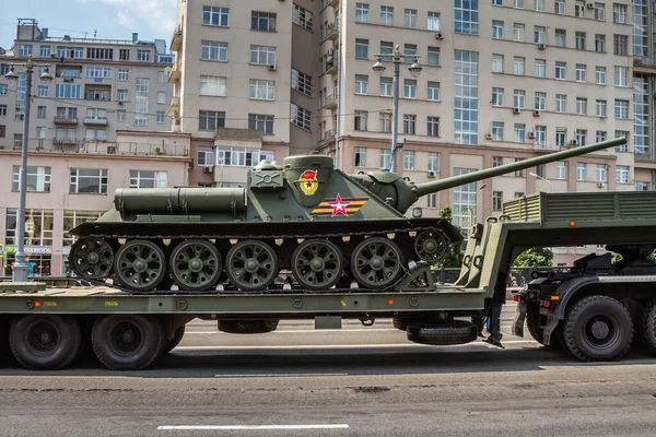 俄罗斯莫斯科 2020年6月 胜利日游行在红场举行 T34坦克特写在城市街道上庆祝胜利日 — 图库照片