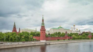 Kremlin, Moskova, Rusya. Resmi Klasik Görünüm. Moskova Nehri üzerindeki bir köprüden Kremlin 'in en iyi manzarası. Sürüm 60 fps 