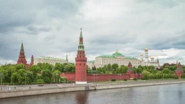 Kremlin, Moskova, Rusya. Resmi Klasik Görünüm. Moskova Nehri üzerindeki bir köprüden Kremlin 'in en iyi manzarası. Sürüm 60 fps 