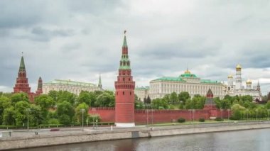 Kremlin, Moskova, Rusya. Resmi Klasik Görünüm. Moskova Nehri üzerindeki bir köprüden Kremlin 'in en iyi manzarası. Sürüm 60 fps 