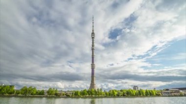 Ostankino Televizyon Kulesi, Moskova, Rusya. Rus TV ve Radyo Yayın Ağı. Bulutlar ve yağmur şehre yaklaşıyor