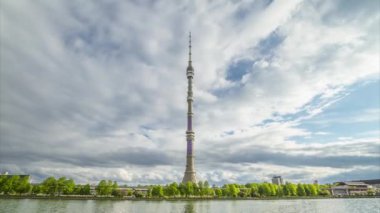Ostankino Televizyon Kulesi, Moskova, Rusya. Rus TV ve Radyo Yayın Ağı. Bulutlar ve yağmur şehre yaklaşıyor