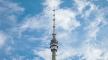 Ostankino Televizyon Kulesi, Moskova, Rusya. Rus TV ve Radyo Yayın Ağı. Bulutlar ve yağmur şehre yaklaşıyor