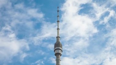 Ostankino Televizyon Kulesi, Moskova, Rusya. Rus TV ve Radyo Yayın Ağı. Bulutlar ve yağmur şehre yaklaşıyor