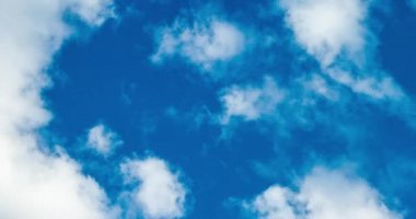 Bulutlarla kaplı güzel mavi bir gökyüzü. Gökyüzü bulutları. Beyaz bulutlu gökyüzü doğa mavi bulutlar. Bulutlu mavi gökyüzü. 4K zamanaşımı döngüsü