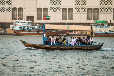 Dubai Creek kanalı ve Abra botu, BAE. Tarihi Dubai, Birleşik Arap Emirlikleri