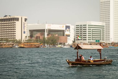 Dubai Creek kanalı ve Abra botu, BAE. Tarihi Dubai, Birleşik Arap Emirlikleri, Deira Eski Souk Abra İstasyonu