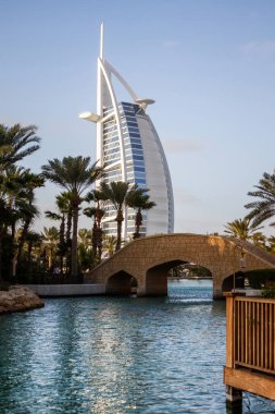 Dubai Burj Al Arap Oteli ve Madinat Jumeirah Market, BAE. The Bur dünyanın en lüks otelidir.