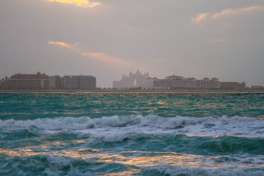 Gün batımında, Palm Island sahilinden Atlantis otelinin görüntüsü.