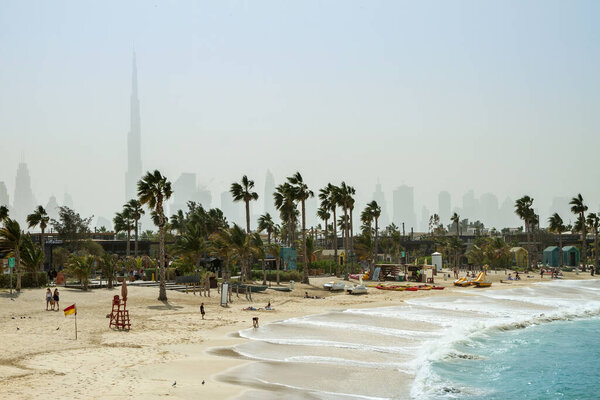 Дубай, ОАЭ. Общественный пляж Джумейра и небоскреб Бурдж-халифа