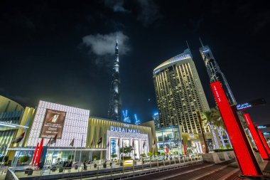 Dubai, BAE. Dubai alışveriş merkezinin ana girişi ve geceleri Burj Khalifa