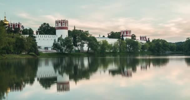 Novodevichy Kolostor Park Naplementekor Moszkva Oroszország Századi Vallási Komplexum Sima — Stock videók