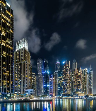 2020 / 02 / 28, Dubai Marina Körfezi Geceleri gökyüzü, BAE
