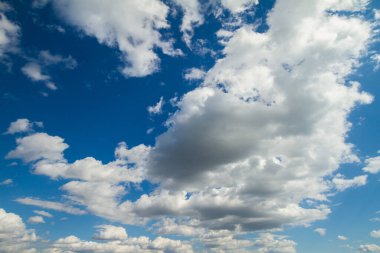 mavi gökyüzü ve beyaz bulutlar arka plan