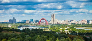 Yazın Moskova silueti ve Zhivopisniy Köprüsü. Dağdan görünüm