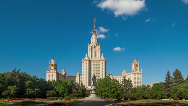 モスクワ国立大学の本館とロモノーソフ記念碑 モスクワ ロシアの象徴的な建物や観光 4K時間経過60 Fps — ストック動画